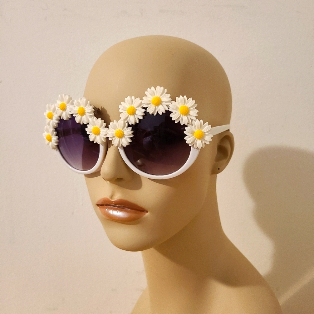 Oversized 3D Daisy sunglasses
